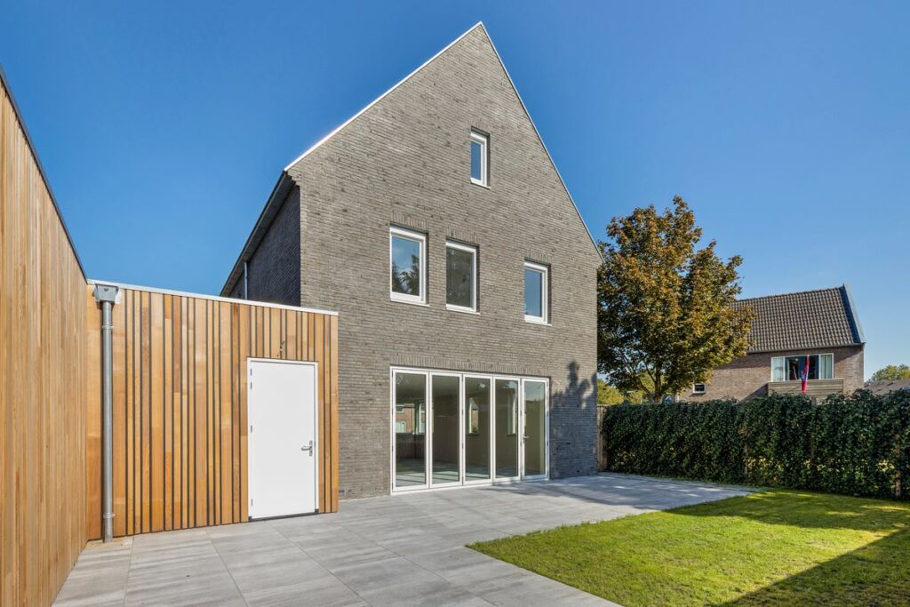 achtergevel met vouwpui over volledige breedte van de woonkamer